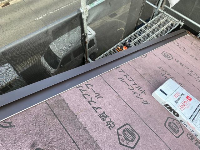 加古川市で葺き替え工事の防水シート施工